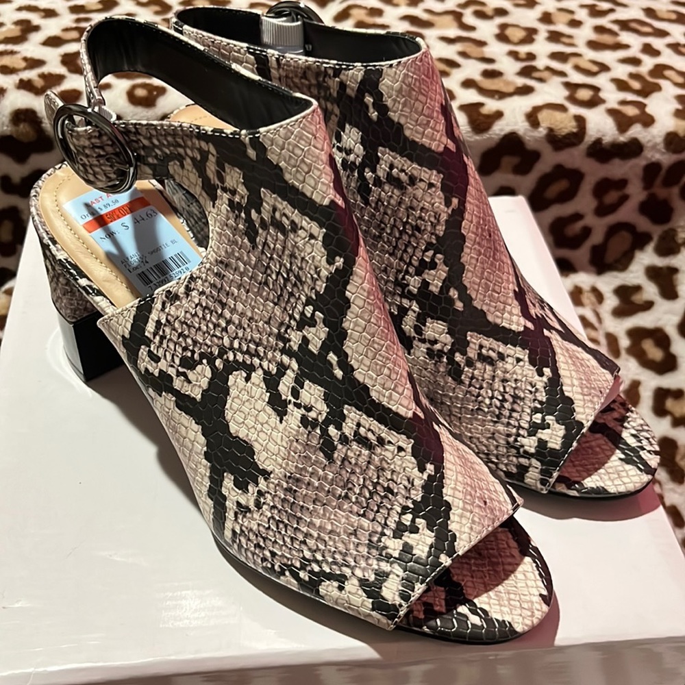 New in Imperfect Box! Alfani Shootie Heeled Shoe Size 11